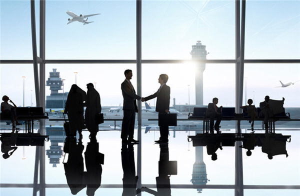Đi c&ocirc;ng t&aacute;c giữa m&ugrave;a dịch, khẩu trang v&agrave; nước rửa tay rất cần nhưng chưa đủ, đ&acirc;y mới l&agrave; thứ gi&uacute;p d&acirc;n c&ocirc;ng sở đảm bảo an to&agrave;n - Ảnh 1.