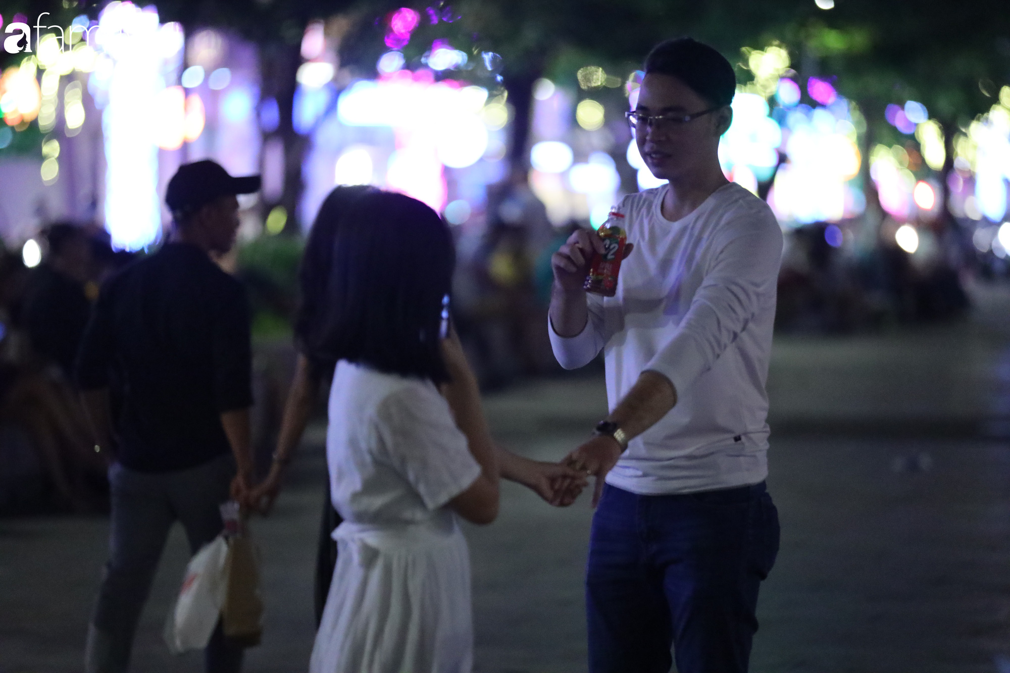 Valentine Hà Nội - Sài Gòn vắng vẻ đìu hiu vì dịch Corona, từ trung tâm thương mại đến phố phường đều ít bóng tình nhân đi chơi - Ảnh 14.