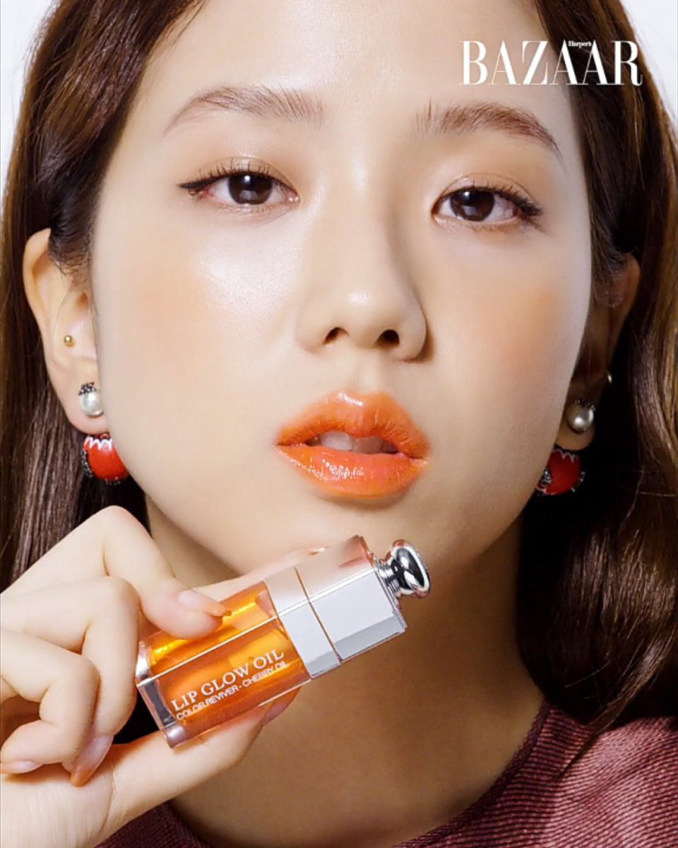 Jisoo khoe makeup “quả đào”, môi căng bóng khiến các nàng chỉ muốn muốn “bái bai” son lì và kiểu hoạ mặt đậm - Ảnh 3.