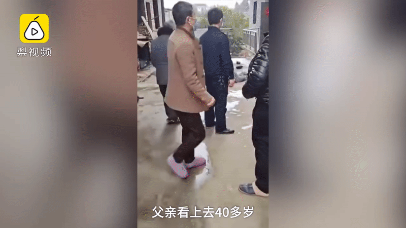 Con trai nghịch ngợm ném một món đồ lên mái hiên che mưa, bố vội lao đến cứu khiến cả 2 cùng gặp nạn - Ảnh 2. Con trai nghịch ngợm ném một món đồ lên mái hiên che mưa, bố vội lao đến cứu khiến cả 2 cùng gặp nạn - Ảnh 2.