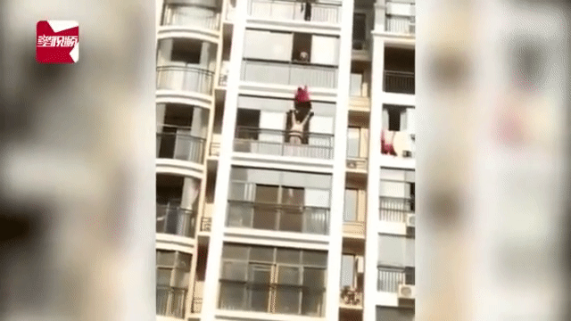 Thảm kịch khiến những người chứng kiến đau lòng xảy ra khi một người phụ nữ leo qua cửa sổ và nhặt một thứ quan trọng trên ban công tầng 11 - Ảnh 2.