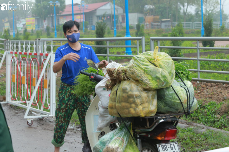 Chùm ảnh: Cuộc sống của người dân xã Sơn Lôi trong những ngày đầu cách ly nghiêm ngặt, không còn quá hoang mang, tập trung toàn lực phòng dịch - Ảnh 3.