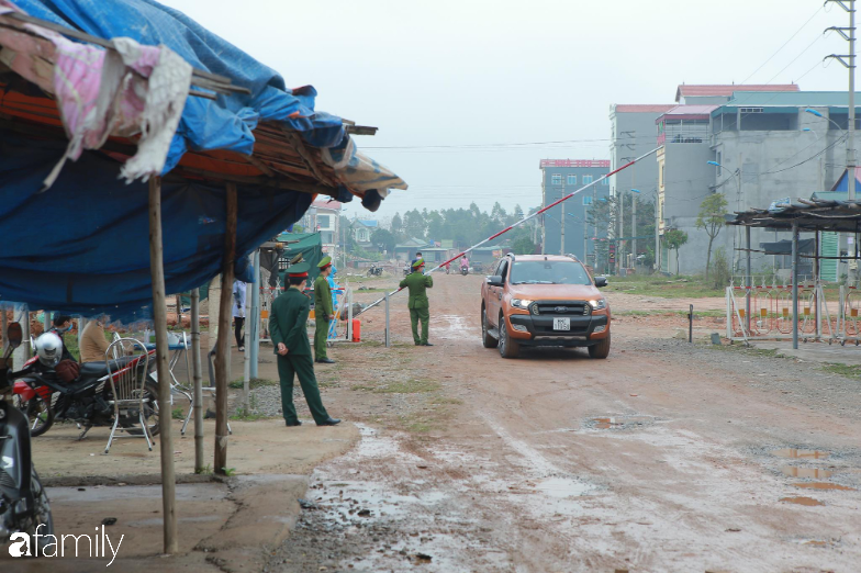 Cận cảnh quy trình kiểm soát ra vào tại địa phương cách ly đầu tiên của cả nước: Kiểm tra nghiêm ngặt, sẵn sàng cung cấp nhu yếu phẩm cần thiết - Ảnh 2.