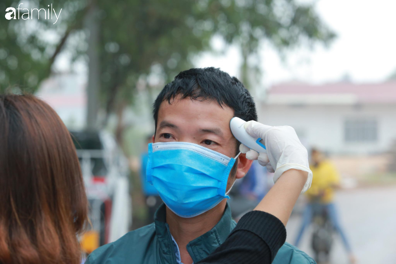 Cận cảnh quy trình kiểm soát ra vào tại địa phương cách ly đầu tiên của cả nước: Kiểm tra nghiêm ngặt, sẵn sàng cung cấp nhu yếu phẩm cần thiết - Ảnh 4.