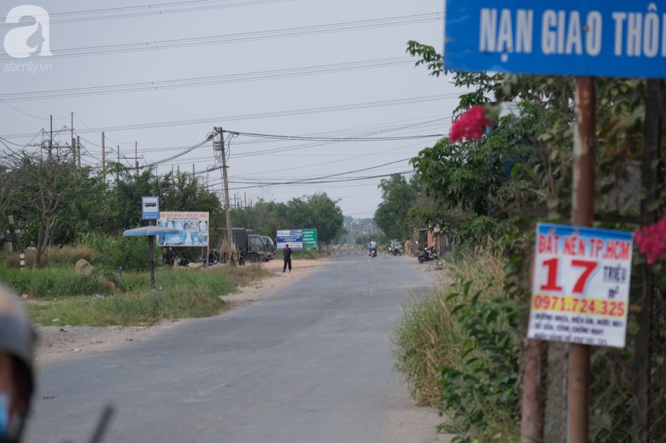 Trẻ con gục mặt, mệt nhoài đội nắng cùng cha mẹ đứng xem hiện trường Tuấn &quot;khỉ&quot; bị tiêu diệt - Ảnh 9.