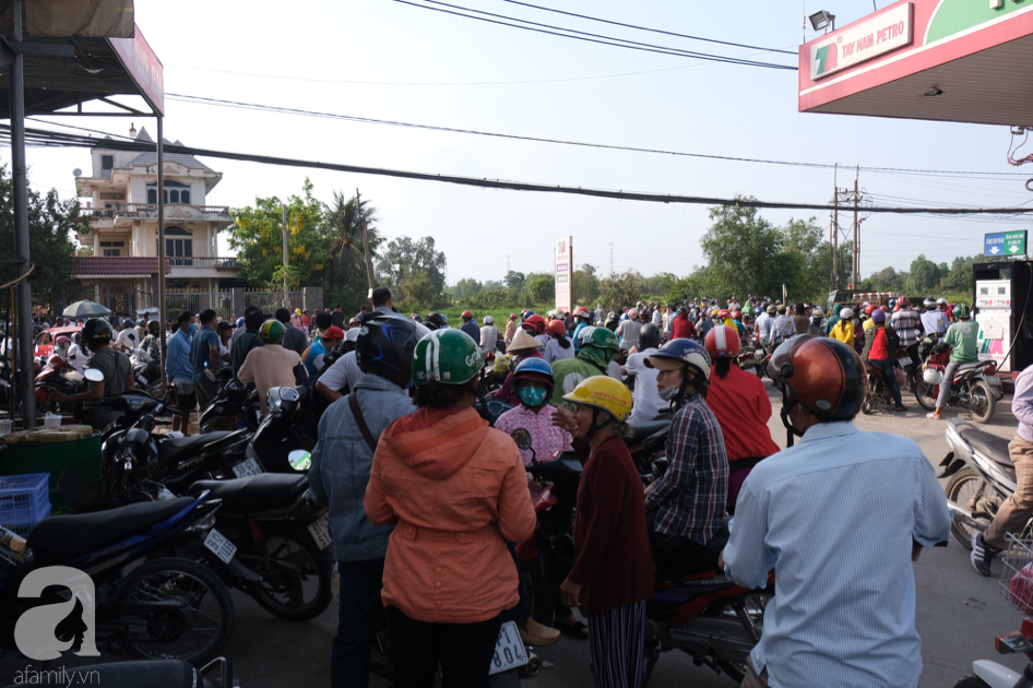 Trẻ con gục mặt, mệt nhoài đội nắng cùng cha mẹ đứng xem hiện trường Tuấn &quot;khỉ&quot; bị tiêu diệt - Ảnh 12.