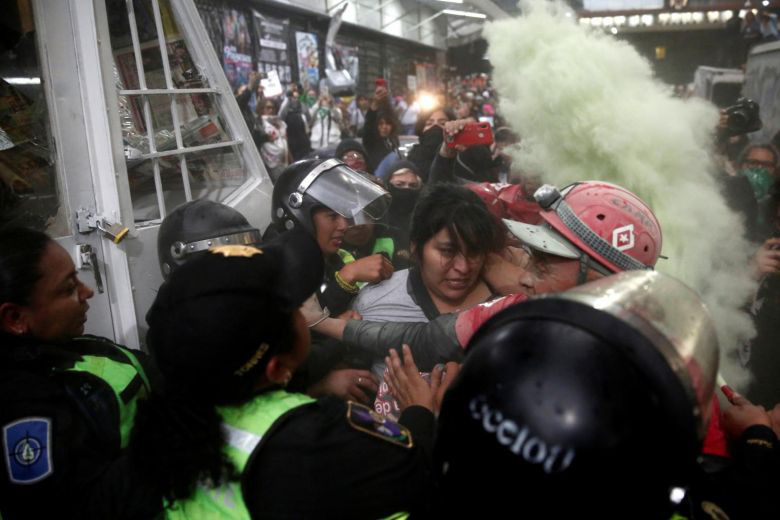 Mexico: Người biểu tình phẫn nộ vụ thi thể nữ giới bị cắt xén - Ảnh 1.