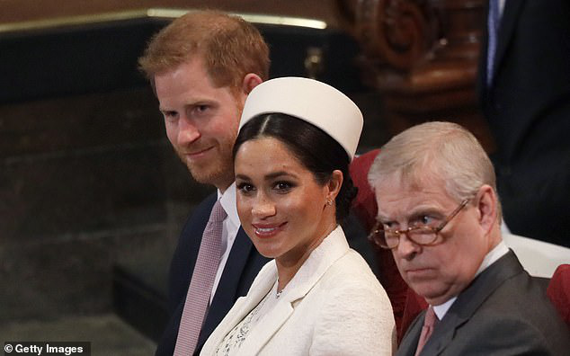 Vợ chồng Meghan Markle từ chối tham dự cuộc họp mặt gia đình hoàng gia, Nữ hoàng Anh đưa ra yêu cầu &quot;đặc biệt&quot; - Ảnh 1.