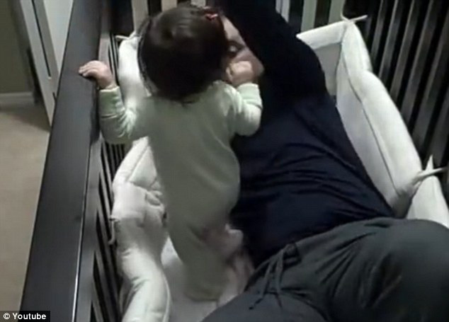 Cuộc &quot;đào tẩu&quot; không thành công của ông bố khi trèo vào cũi dỗ con ngủ khiến ai xem cũng phải bật cười - Ảnh 2.