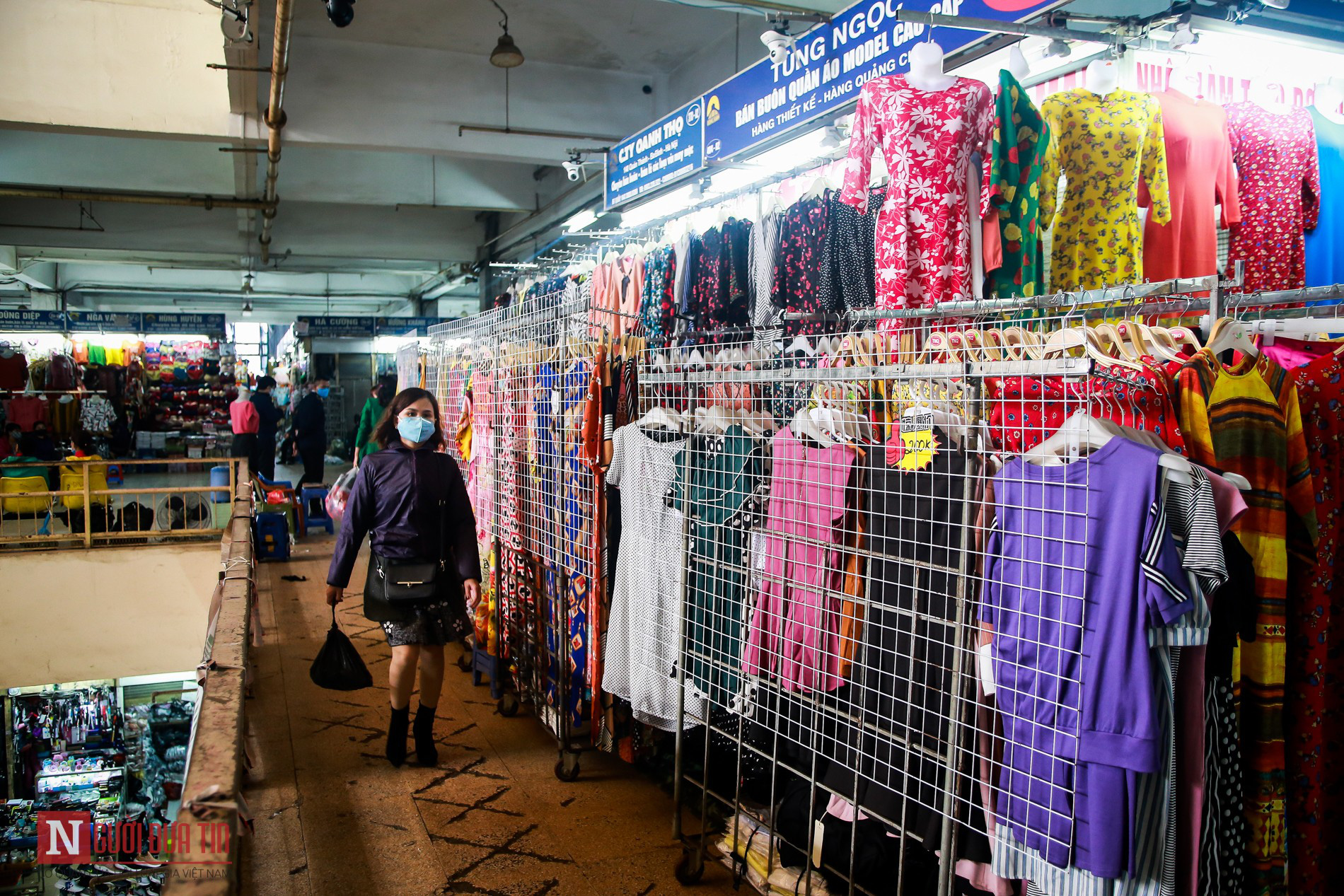 Tiểu thương khu chợ lớn nhất Hà Nội khóc ròng vì vắng khách giữa dịch Covid 19 - Ảnh 8.