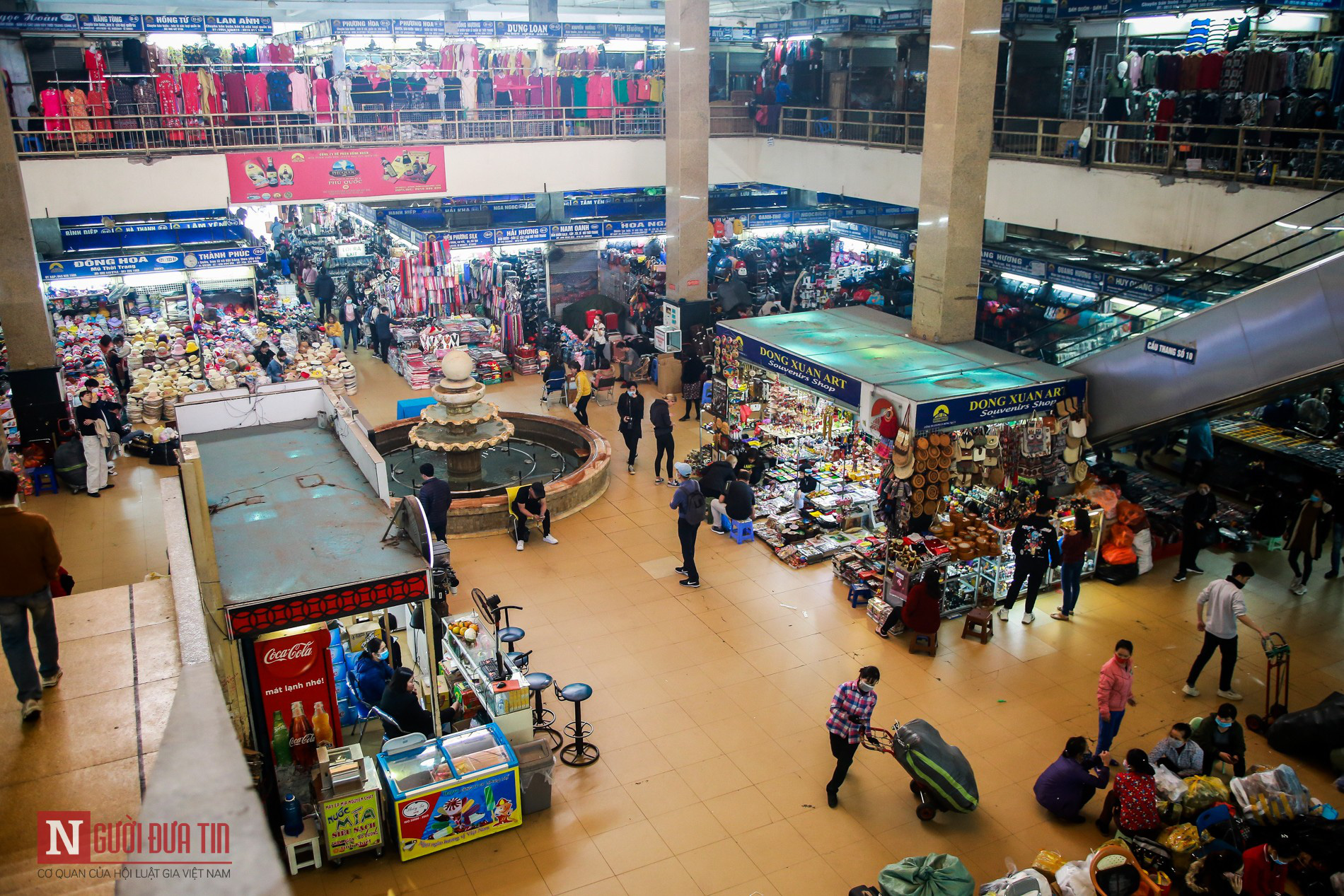 Tiểu thương khu chợ lớn nhất Hà Nội khóc ròng vì vắng khách giữa dịch Covid 19 - Ảnh 1.