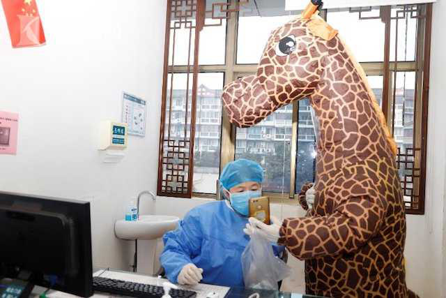 &quot;Hươu cao cổ&quot; bất ngờ xuất hiện ở bệnh viện Trung Quốc vào ngày Valentine, hóa ra nguyên nhân là vì sợ lây nhiễm virus COVID-19 - Ảnh 1.