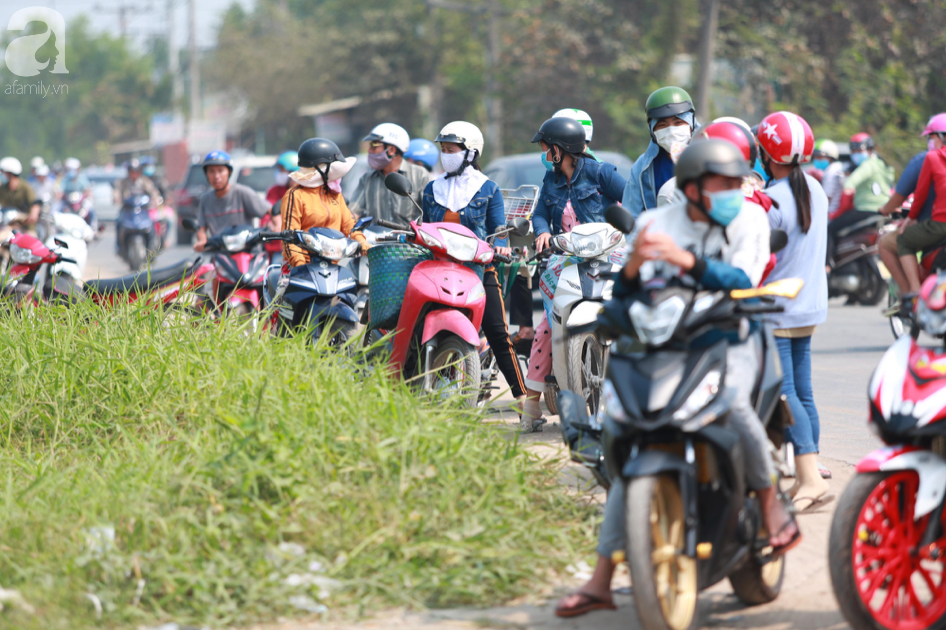 Hàng chục người vẫn đội nắng, leo rào &quot;bao vây&quot; ngôi nhà hoang nơi Lê Quốc Tuấn bị tiêu diệt đã 3 ngày - Ảnh 1.