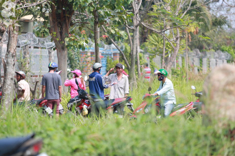 Hàng chục người vẫn đội nắng, leo rào &quot;bao vây&quot; ngôi nhà hoang nơi Lê Quốc Tuấn bị tiêu diệt đã 3 ngày - Ảnh 2.