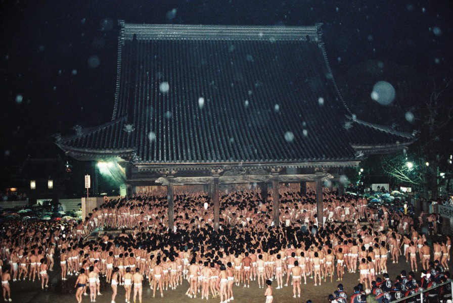 Bất chấp giá lạnh, hàng ngàn người tề tựu dự lễ hội khỏa thân ở Nhật Bản - Ảnh 3.