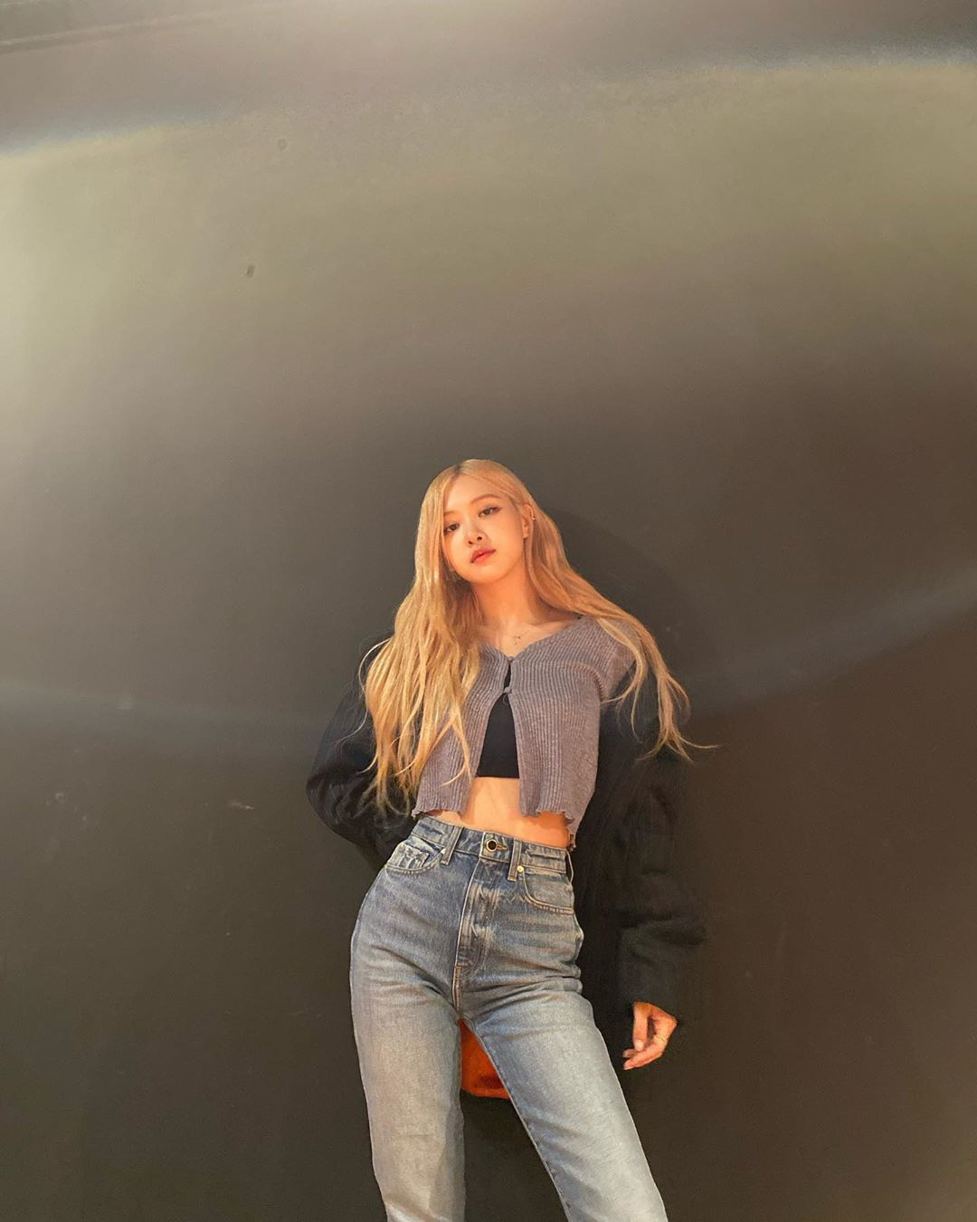 Rosé mặc đẹp quá nên áo được restock đến 7 lần thôi ý mà, ai chơi lại thánh sold out này không? - Ảnh 1. Rosé mặc đẹp quá nên áo được restock đến 7 lần thôi ý mà, ai chơi lại thánh sold out này không? - Ảnh 1.