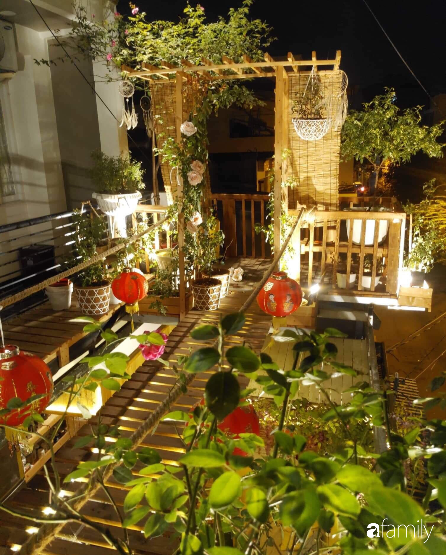 Ngôi nhà đẹp yên bình và lãng mạn nhờ người đàn ông đảm đang tự decor vườn và trồng đủ loại hồng ở Sài Gòn - Ảnh 3.
