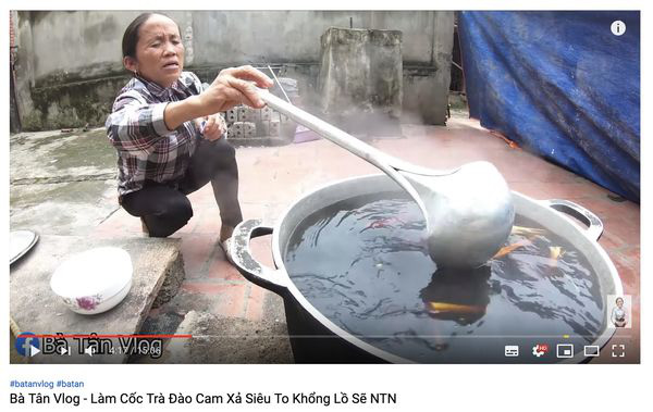 Con trai bà Tân Vlog bị dân mạng &quot;ném đá&quot; thẳng tay khi cắn dở đồ ăn rồi lại cho vào nồi nấu mời mọi người - Ảnh 6.