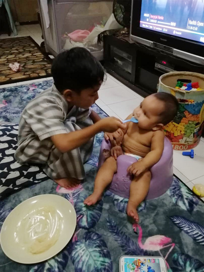 Cậu bé 6 tuổi gây sốt mạng xã hội vì thích làm việc nhà hơn tivi, điện thoại - Ảnh 5. Cậu bé 6 tuổi gây sốt mạng xã hội vì thích làm việc nhà hơn tivi, điện thoại - Ảnh 5.