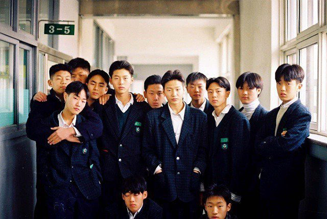 Hé lộ loạt ảnh quá khứ cực hiếm của Hyun Bin: Từ khi nhỏ xíu đã nhan sắc hơn người, chụp ảnh cùng bạn cấp 3 mà thần thái nổi bần bật  - Ảnh 10.