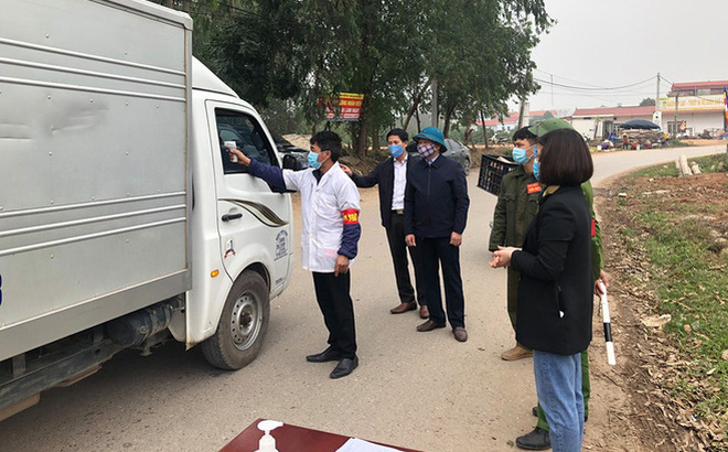 Người dân ở tâm dịch Sơn Lôi tích cực ra đồng trồng cấy trong thời gian cách ly - Ảnh 1. Người dân ở tâm dịch Sơn Lôi tích cực ra đồng trồng cấy trong thời gian cách ly - Ảnh 1.