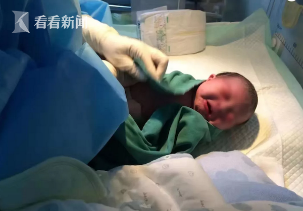 Bố mắc dịch  viêm phổi Vũ Hán và mẹ dương tính với virus corona, đứa bé sơ sinh may mắn khỏe mạnh khi được sinh ra tại khu cách ly - Ảnh 1.