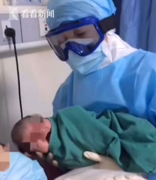Bố mắc dịch  viêm phổi Vũ Hán và mẹ dương tính với virus corona, đứa bé sơ sinh may mắn khỏe mạnh khi được sinh ra tại khu cách ly - Ảnh 2.