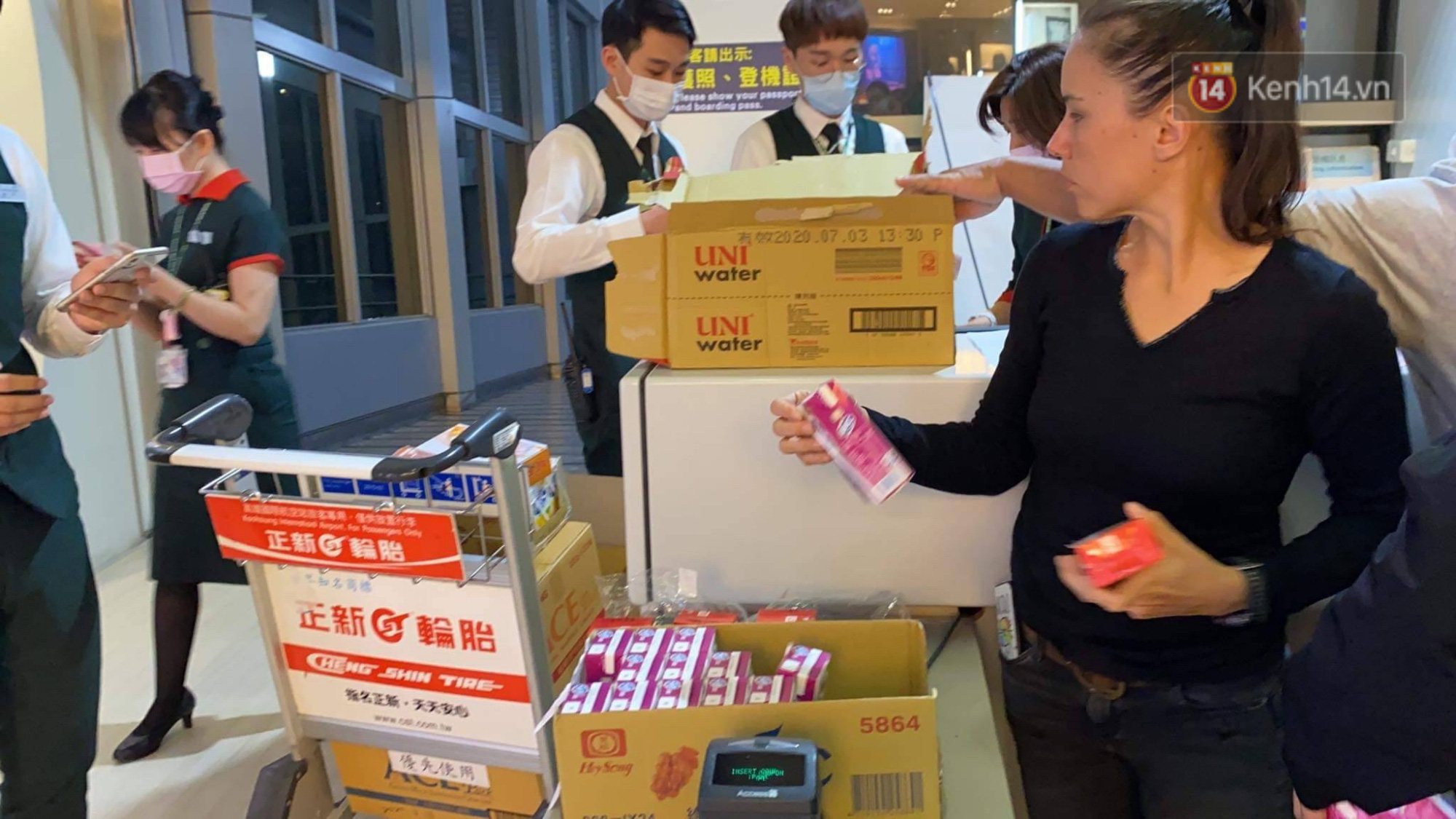 Cả trăm du khách Việt vật vờ ở sân bay Đài Loan từ sáng đến tối để chờ về nước trong mùa dịch virus corona - Ảnh 7.