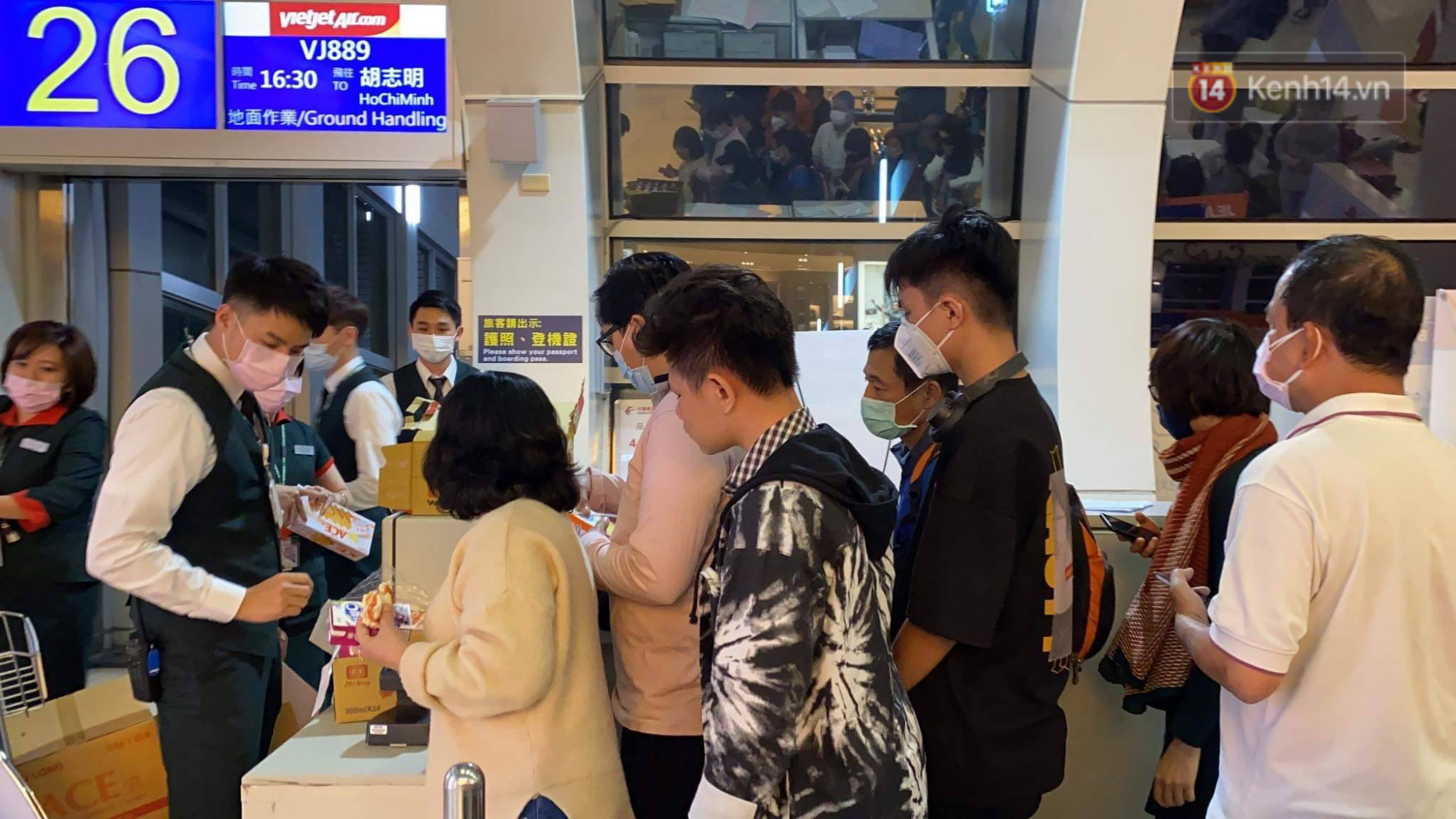 Cả trăm du khách Việt vật vờ ở sân bay Đài Loan từ sáng đến tối để chờ về nước trong mùa dịch virus corona - Ảnh 5.