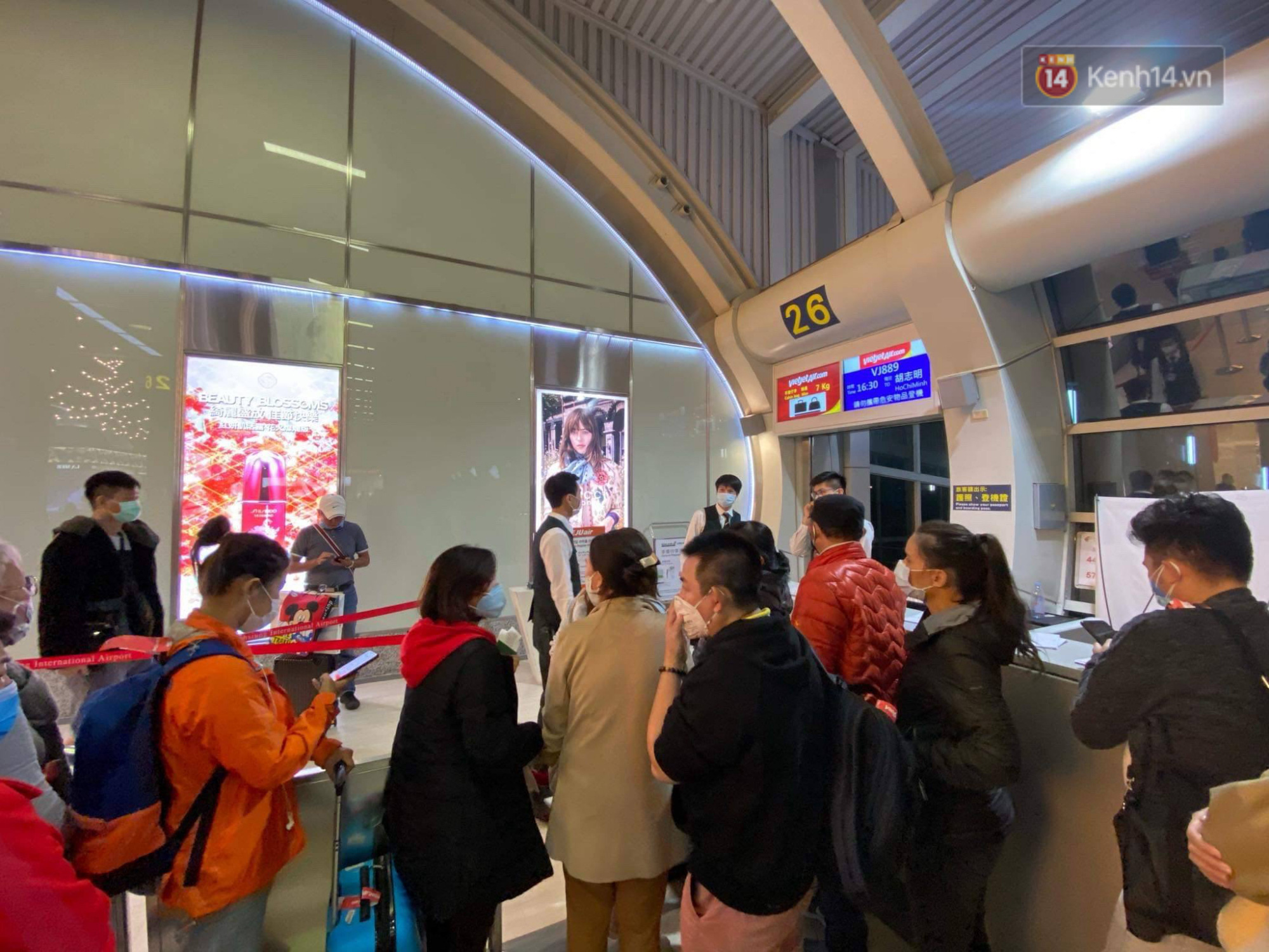 Cả trăm du khách Việt vật vờ ở sân bay Đài Loan từ sáng đến tối để chờ về nước trong mùa dịch virus corona - Ảnh 9.