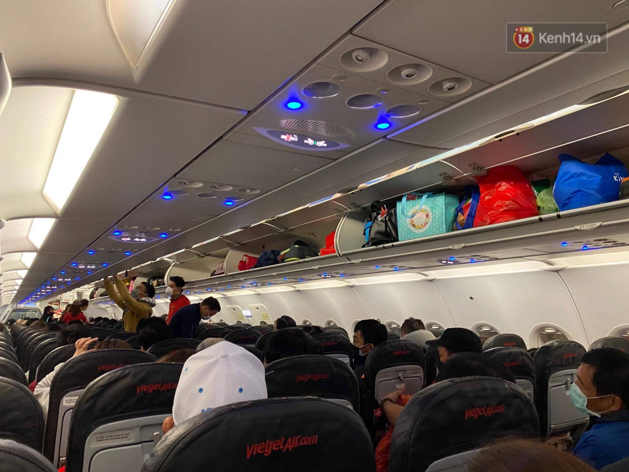 Cả trăm du khách Việt vật vờ ở sân bay Đài Loan từ sáng đến tối để chờ về nước trong mùa dịch virus corona - Ảnh 8.