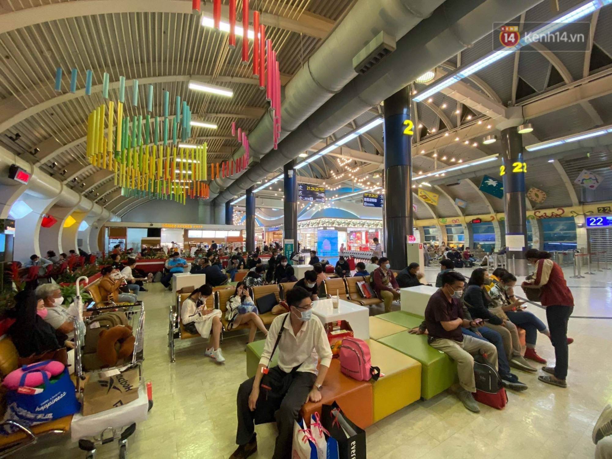 Cả trăm du khách Việt vật vờ ở sân bay Đài Loan từ sáng đến tối để chờ về nước trong mùa dịch virus corona - Ảnh 3.