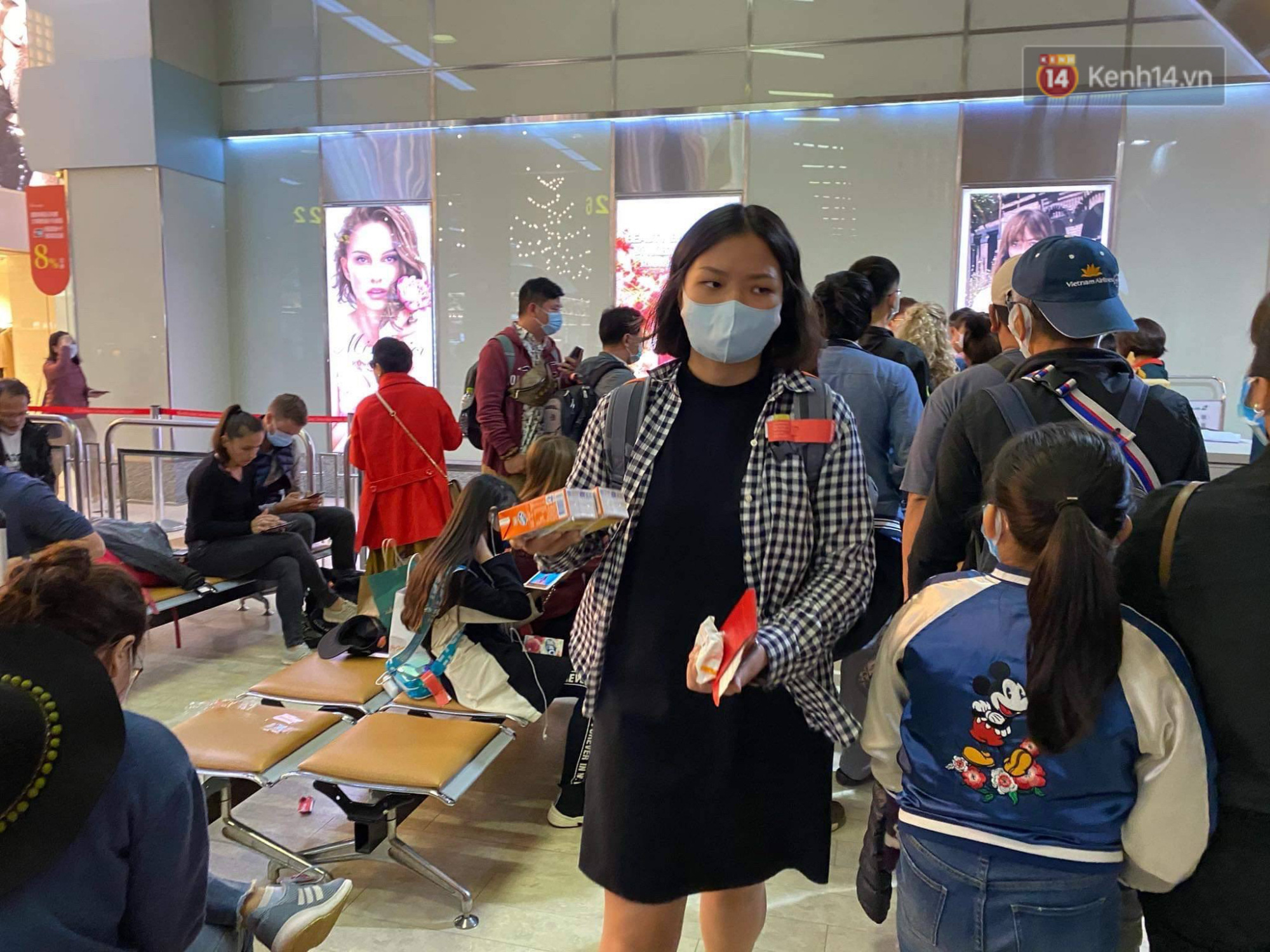 Cả trăm du khách Việt vật vờ ở sân bay Đài Loan từ sáng đến tối để chờ về nước trong mùa dịch virus corona - Ảnh 6.