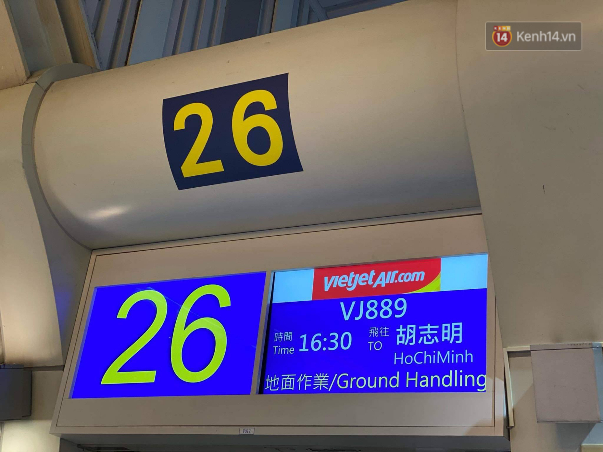 Cả trăm du khách Việt vật vờ ở sân bay Đài Loan từ sáng đến tối để chờ về nước trong mùa dịch virus corona - Ảnh 1.