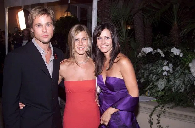 Mẹ Brad Pitt muốn con trai nhanh chóng làm lễ cưới với Jennifer Aniston một lần nữa? - Ảnh 2.
