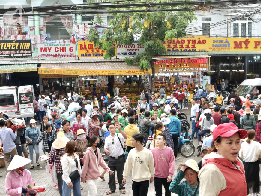 Miếu Bà Chúa Xứ “vỡ trận” ngày Tết, ai cũng đeo khẩu trang giữa đại dịch corona - Ảnh 5.