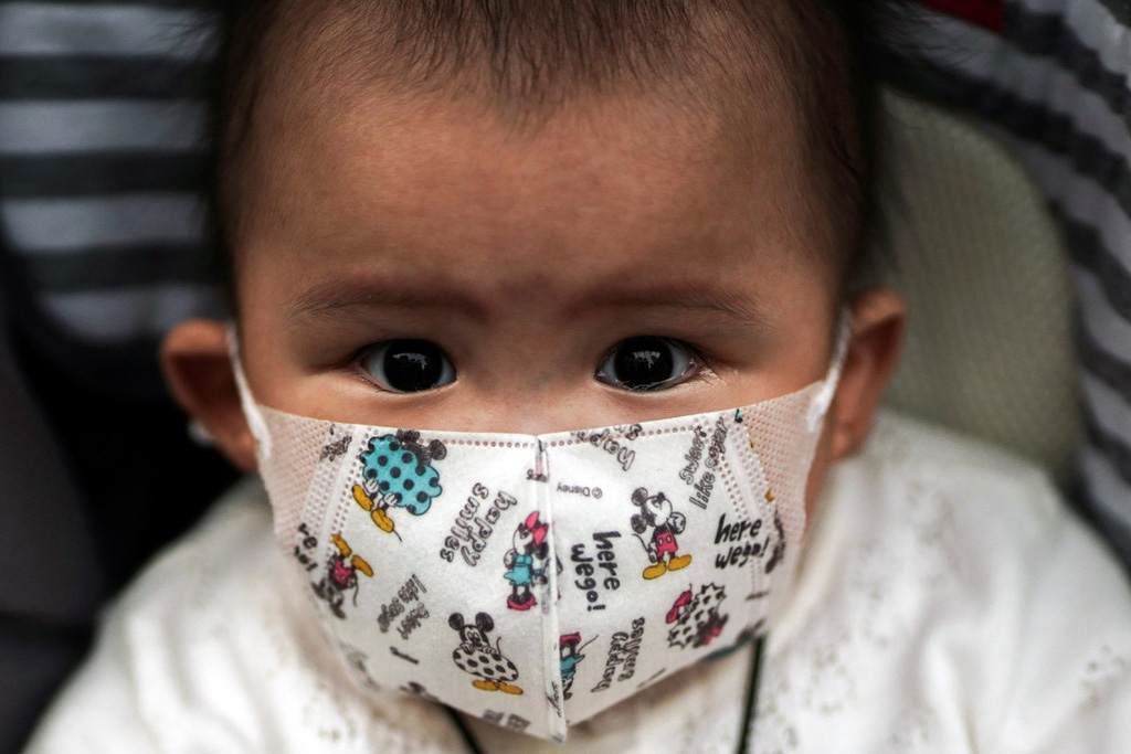 Chuyên gia hô hấp Trung Quốc cảnh báo: Virus corona có thể lây truyền từ mẹ sang con - Ảnh 1.