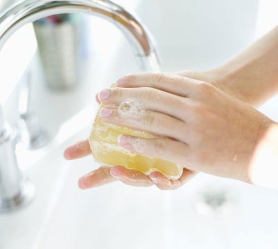 Đừng lo sợ khi nhà thuốc trưng bảng &quot;hết gel rửa tay khô&quot;, đây là cách tự pha nước rửa tay đúng và rẻ - Ảnh 1.