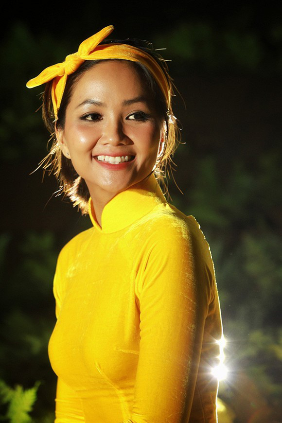 Hoa hậu Hoàn vũ H'Hen Niê quyến rũ trong tà áo dài giữa hang Sơn Đoòng - Ảnh 6.
