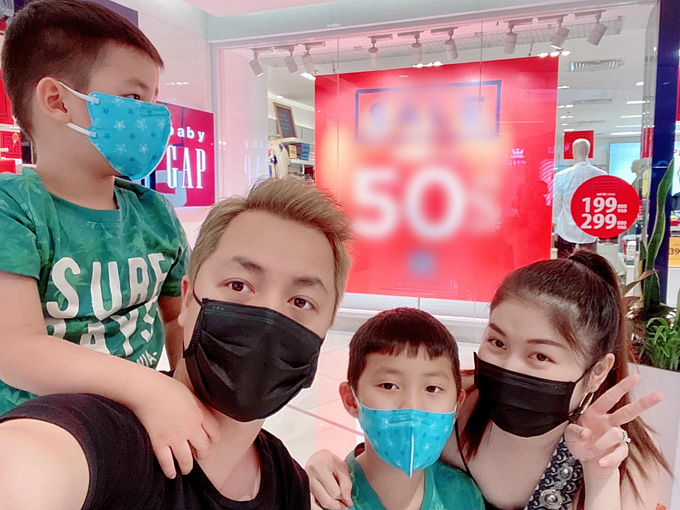 Không chỉ nhắc nhở con trai đeo khẩu trang thường xuyên, hotmom Thủy Anh còn dạy 2 bé kỹ năng phòng dịch virus corona quan trọng này - Ảnh 3.