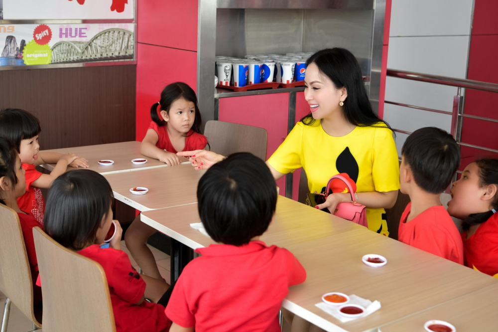 Về Việt Nam 2 tuần, ca sĩ tỷ phú Hà Phương mang đến niềm vui cho cả trăm trẻ em mồ côi - Ảnh 3. Về Việt Nam 2 tuần, ca sĩ tỷ phú Hà Phương mang đến niềm vui cho cả trăm trẻ em mồ côi - Ảnh 3.