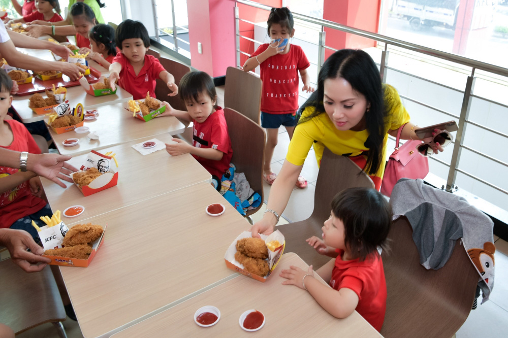 Về Việt Nam 2 tuần, ca sĩ tỷ phú Hà Phương mang đến niềm vui cho cả trăm trẻ em mồ côi - Ảnh 5. Về Việt Nam 2 tuần, ca sĩ tỷ phú Hà Phương mang đến niềm vui cho cả trăm trẻ em mồ côi - Ảnh 5.
