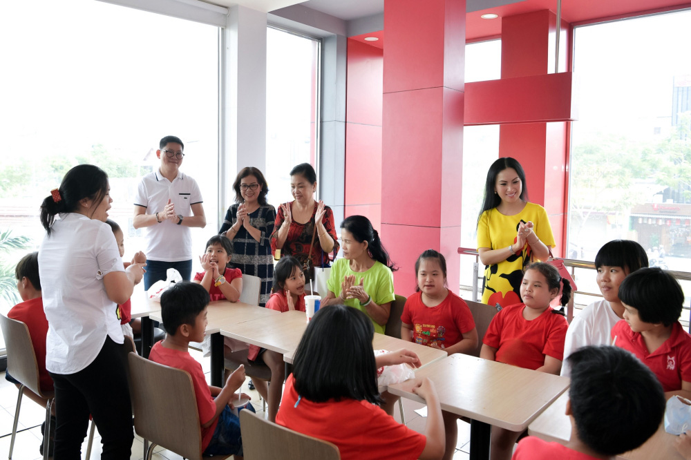 Về Việt Nam 2 tuần, ca sĩ tỷ phú Hà Phương mang đến niềm vui cho cả trăm trẻ em mồ côi - Ảnh 6. Về Việt Nam 2 tuần, ca sĩ tỷ phú Hà Phương mang đến niềm vui cho cả trăm trẻ em mồ côi - Ảnh 6.
