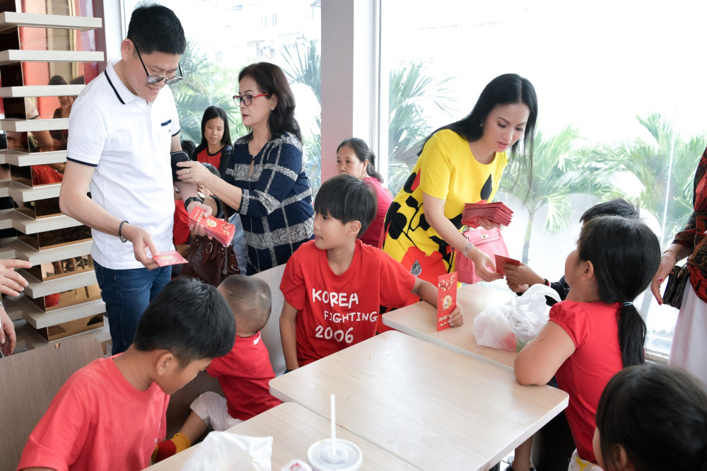 Về Việt Nam 2 tuần, ca sĩ tỷ phú Hà Phương mang đến niềm vui cho cả trăm trẻ em mồ côi - Ảnh 7. Về Việt Nam 2 tuần, ca sĩ tỷ phú Hà Phương mang đến niềm vui cho cả trăm trẻ em mồ côi - Ảnh 7.