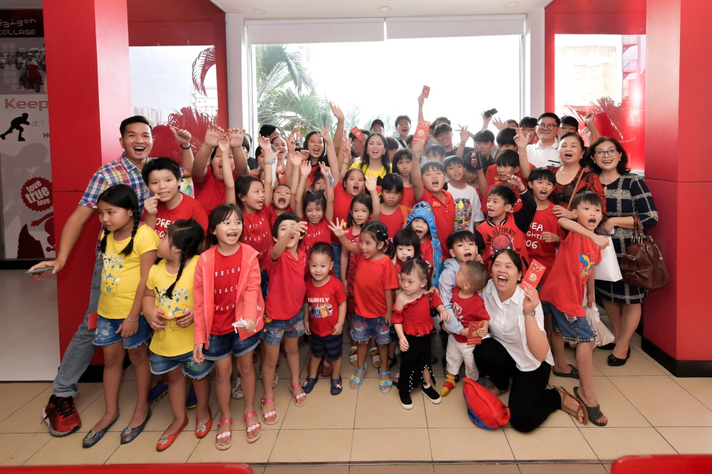 Về Việt Nam 2 tuần, ca sĩ tỷ phú Hà Phương mang đến niềm vui cho cả trăm trẻ em mồ côi - Ảnh 8. Về Việt Nam 2 tuần, ca sĩ tỷ phú Hà Phương mang đến niềm vui cho cả trăm trẻ em mồ côi - Ảnh 8.