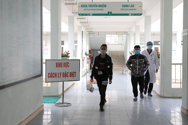 Việt Nam tiếp nhận 46 công dân đều có sức khỏe tốt từ Trung Quốc tại cửa khẩu Lào Cai - Ảnh 1.