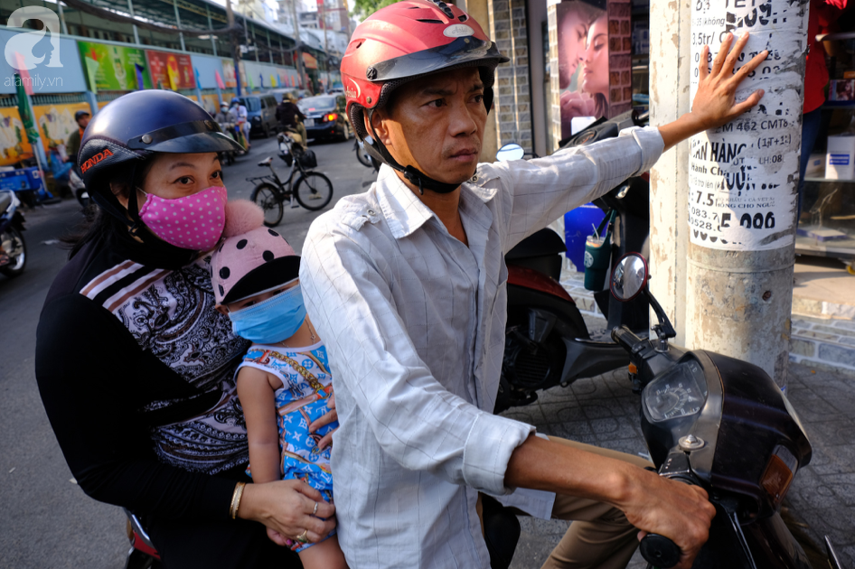 TP.HCM: Sợ nhiễm virus corona, hàng trăm người dân xếp hàng rồng rắn mua khẩu trang nhưng thất vọng vì hết sạch - Ảnh 7.