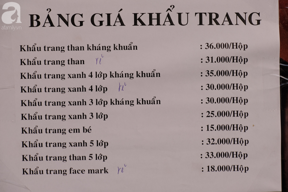 TP.HCM: Sợ nhiễm virus corona, hàng trăm người dân xếp hàng rồng rắn mua khẩu trang nhưng thất vọng vì hết sạch - Ảnh 6.