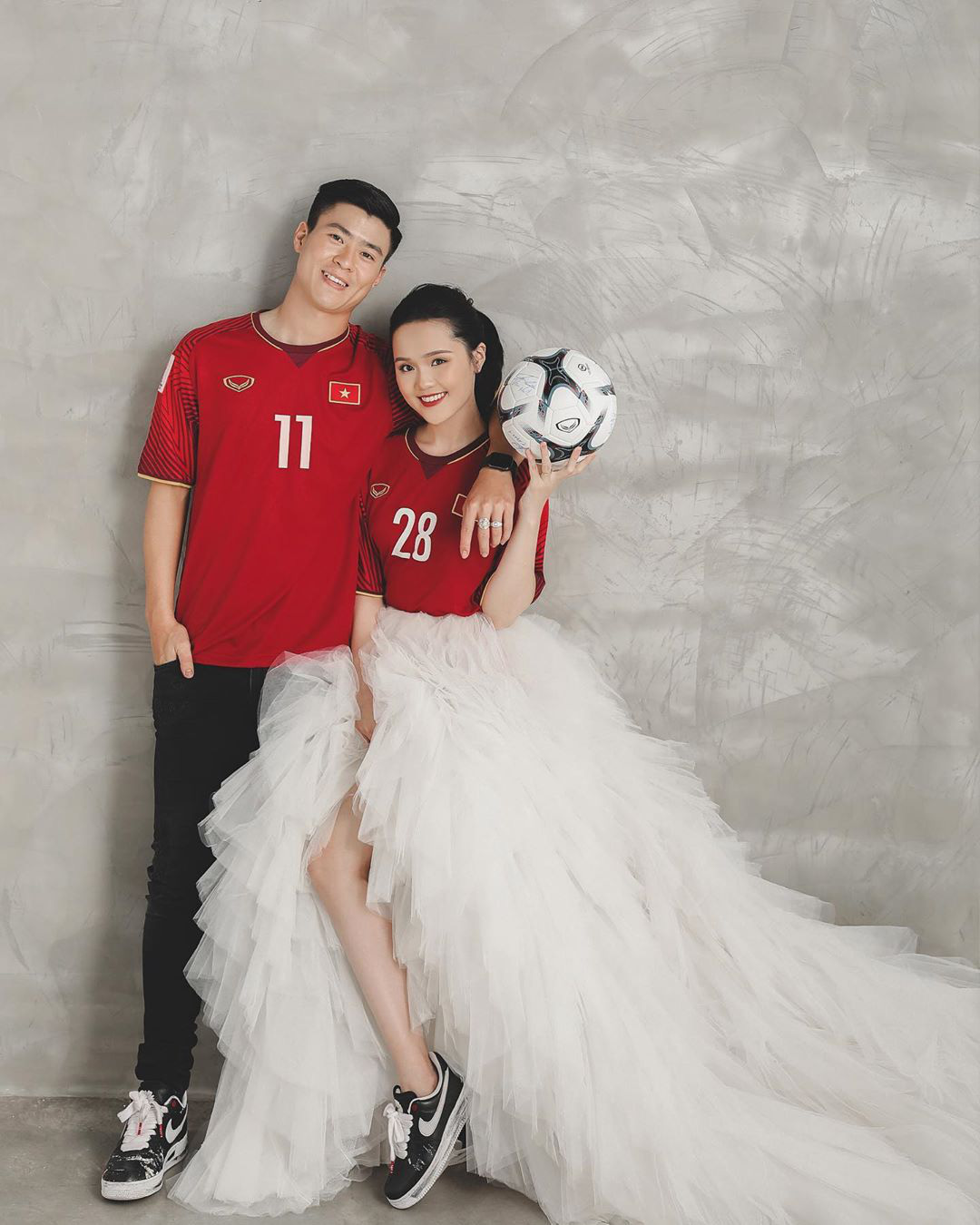 Duy Mạnh – Quỳnh Anh khoe ảnh cưới ngọt ngào nhưng netizen chỉ săm soi giày đôi GD hoa cúc đã tróc vẩy cực chất - Ảnh 1.