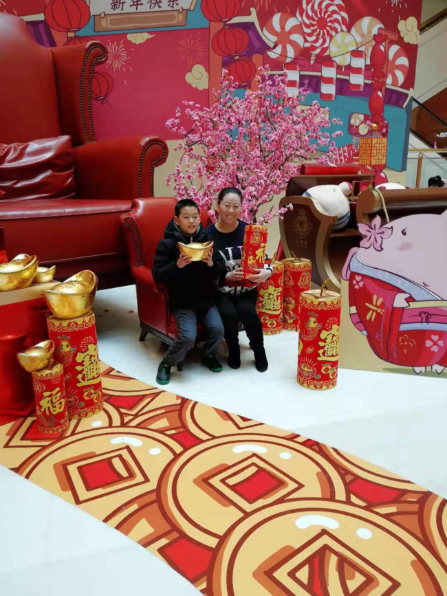 Bố mẹ đang gồng mình chống dịch corona ở Vũ Hán, cậu bé 10 tuổi phải tự đi chợ, chăm sóc bản thân khiến ai nấy thương cảm - Ảnh 3.